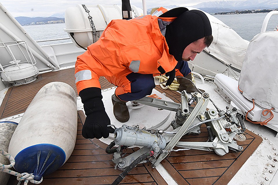 Декабрь 2016 года, спасатели поднимают обломки Ту-154 из моря.