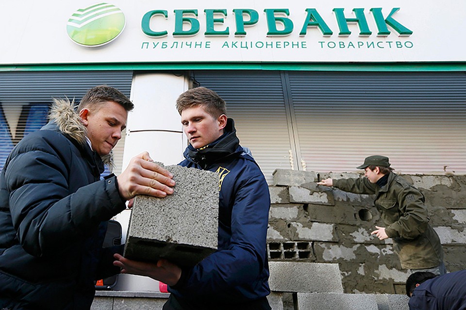 B блокадных бригадах, и «стройотрядах» у Сбербанка нет звериной, бездумной агрессии. Лишь горькое, обидное, подсознательное понимание
