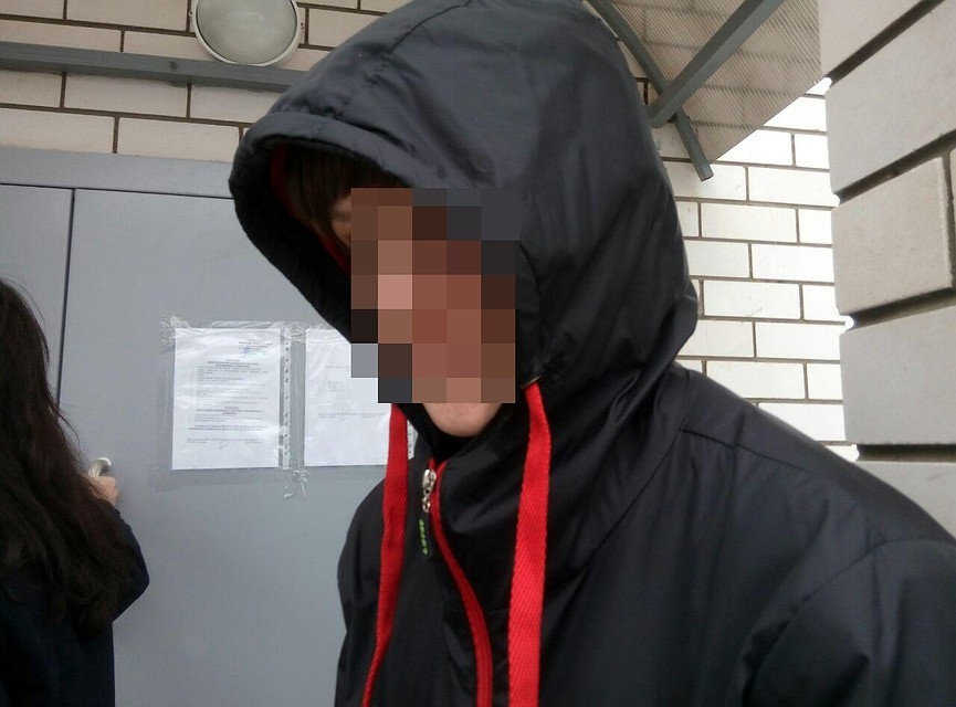 Пострадавший от мажорского беспредела парень хочет просто исчезнуть и даже в помещении старается не снимать капюшон