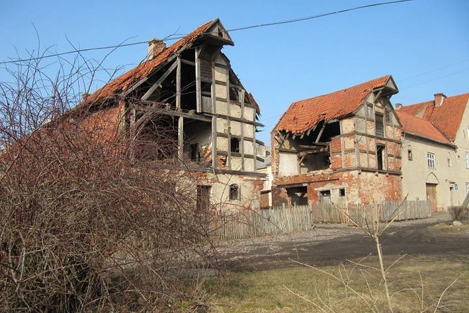 Уникальные фахверковые склады в центре поселка дышат на ладан.