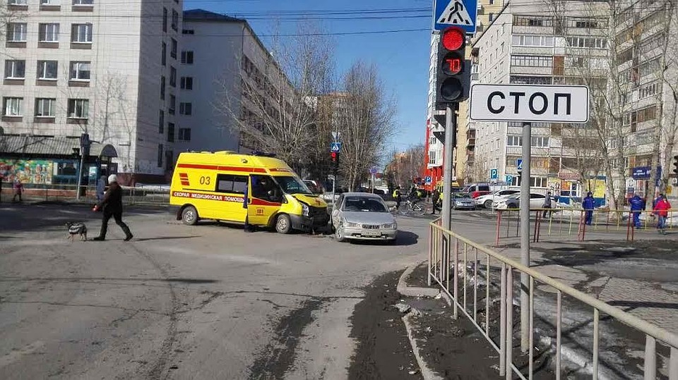 Карета скорой помощи в Тюмени попала в ДТП. Пострадали врач и фельдшер. Фото ГИБДД Тюменской области