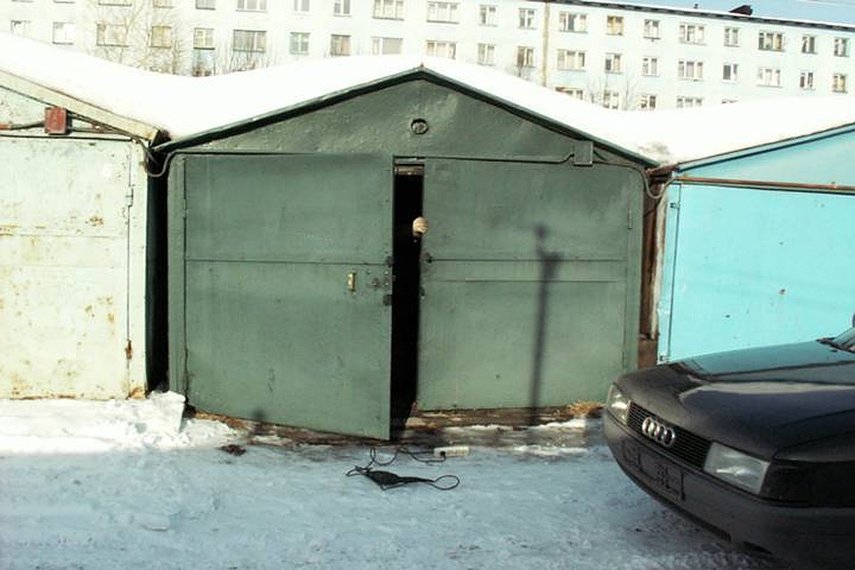 Следственная группа осматривает гараж на Локомотивной и прилегающие территории чтобы разобраться в необычном происшествии.