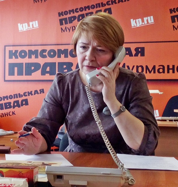 Во время прямой линии телефон не умолкал ни на минуту.