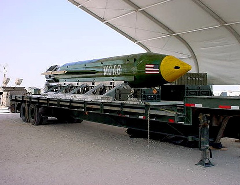 Американский транспортный самолет особого назначения МС-130 сбросил гигантскую бомбу GBU-43/В в горном районе афганской провинции Нангархар.