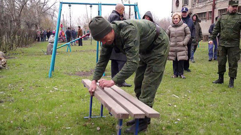 Новенькая детская площадка в Пантелеймоновке. Фото: Оперативное командование ДНР
