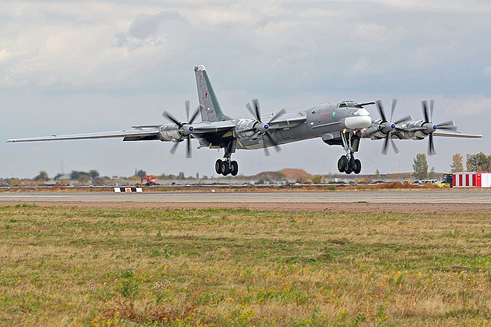 Российский турбовинтовой ракетоносец Ту-95МС на аэродроме.