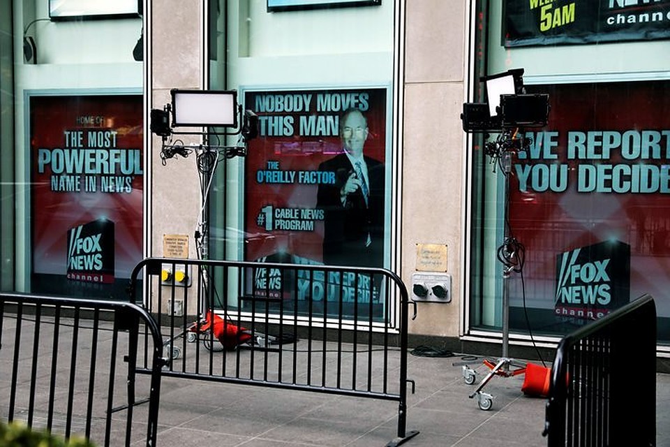 Канал Fox News снял программу "Фактор О'Рейли" с эфира, а ведущего уволил