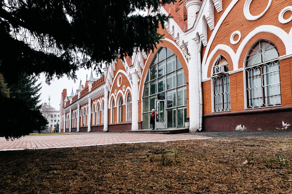Здание бывших торговых рядов "Мавритания" построено в начале XX века. Фото: amurobl.ru