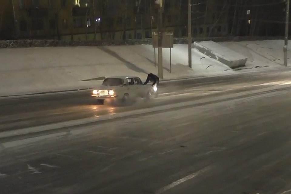 На Плехановском спуске липецким водителям пришлось толкать свои автомобили вручную