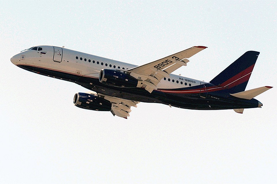 В самолете Sukhoi Superjet 100-90 возникла техническая неполадка, из-за чего экипаж принял решение лететь обратно в «Шереметьево».