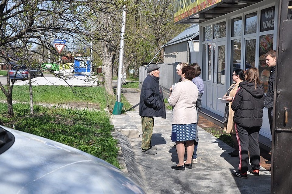 Часть проблем, которые озвучил ветеран, были решены на месте. Фото: пресс-службы администрации Ессентуков.