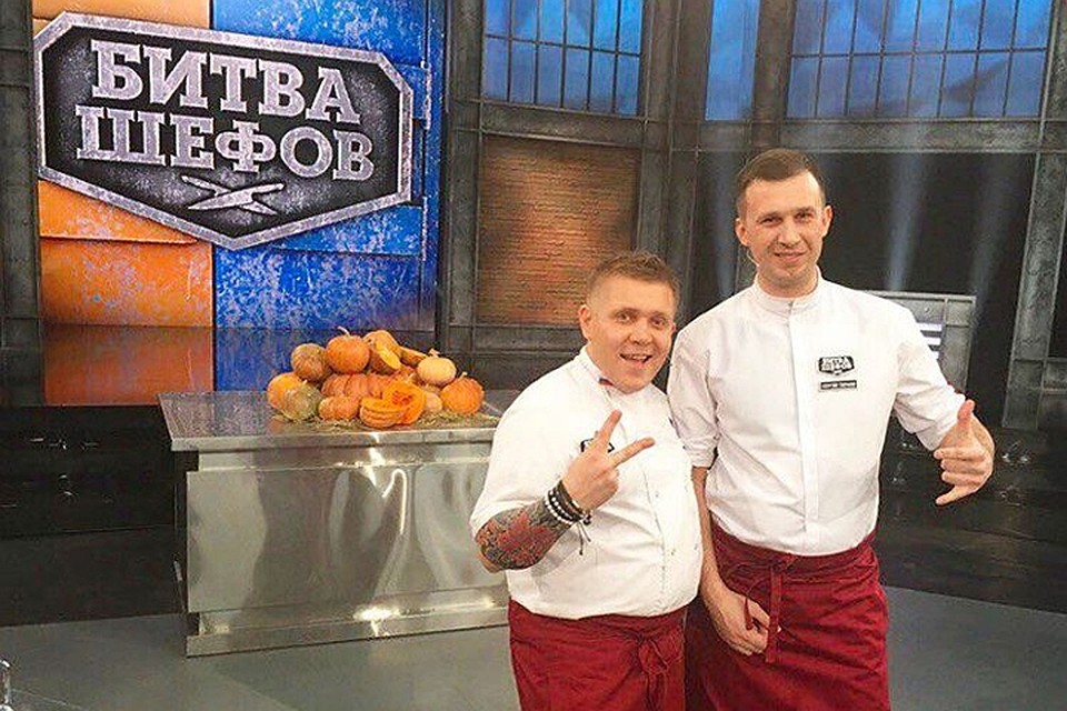 Сергей (на фото справа) одолел Михаила Некрасова на шоу, а потом впечатлили его на соревнованиях. Фото: личный архив Сергея Тернова.