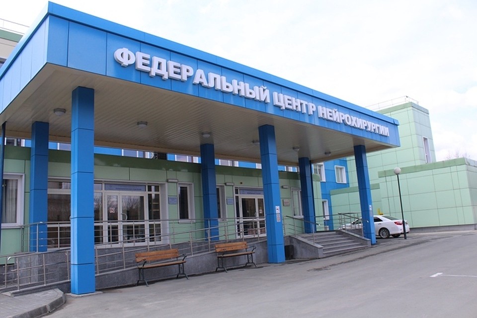 Врачи вживили в определенные структуры головного мозга пациента электроды, по которым аппарат подает ток низкого напряжения, уменьшающий определенным образом симптомы.