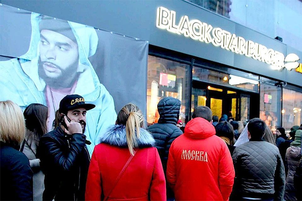 Очередь у заведения Black Star Burgers.