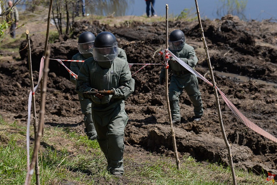 Инженеры войск ЗВО бережно относят извлеченные снаряды к месту их хранения. Фото: Кристина БРАЖНИКОВА