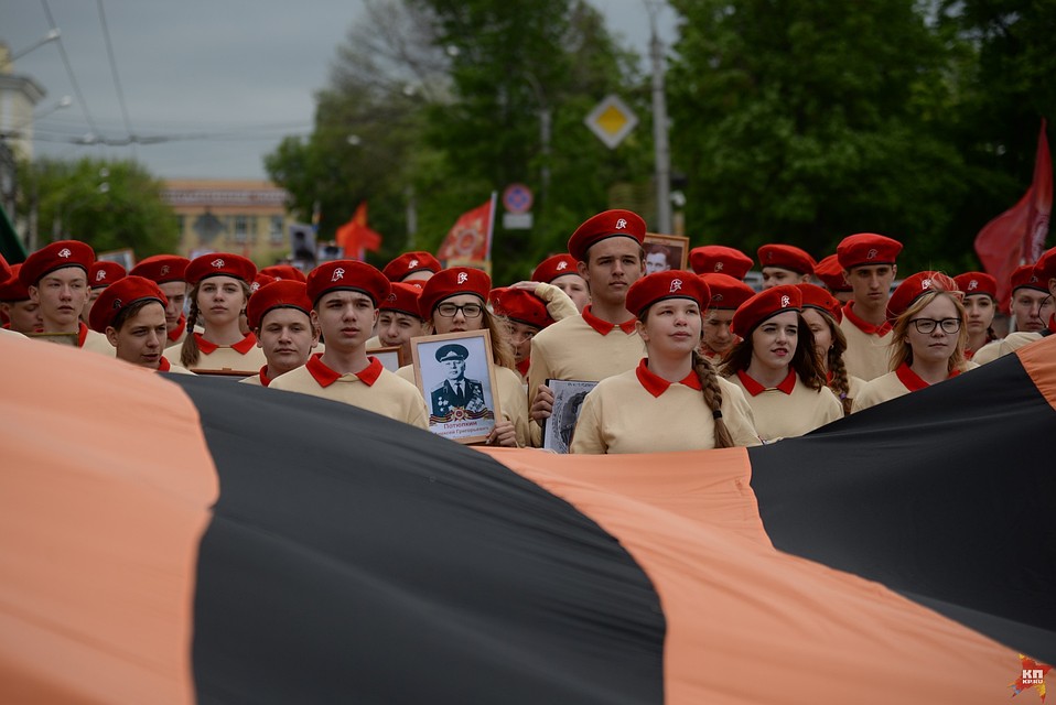 Юнармейцы несли во главе колонны большую георгиевскую ленту.