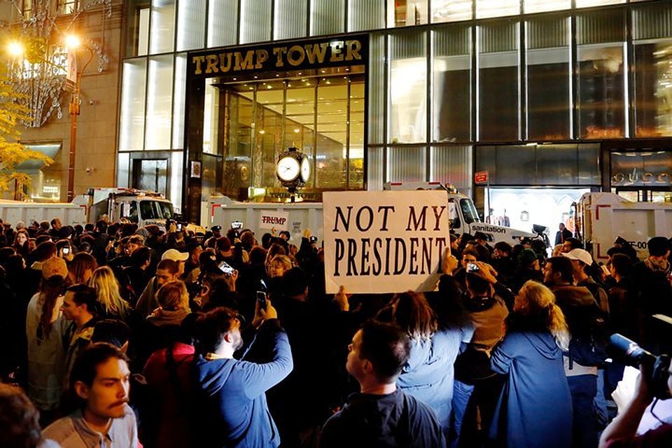 Пикет против президентства Трампа у "Башни Трампа" в Нью-Йорке
