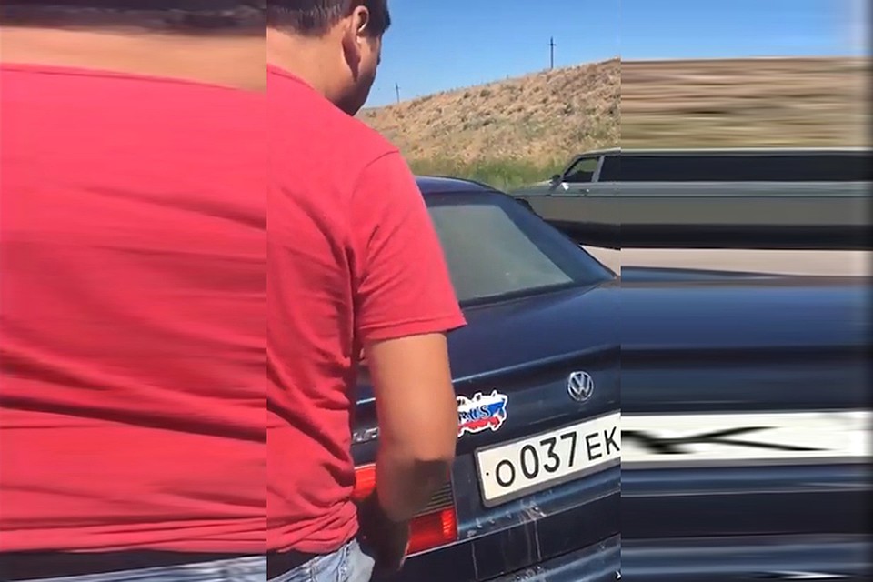 Под Одессой люди в камуфляже заставили гражданина Молдовы снять наклейку — карта Российской федерации. Фото: стоп-кадр из видео