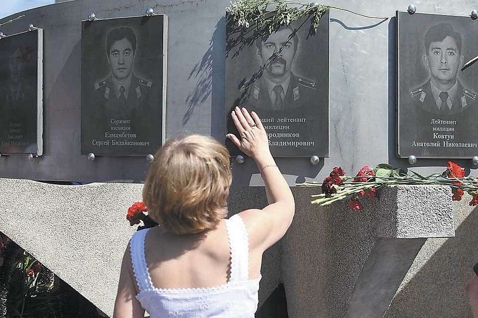 Память о погибших милиционерах, первыми принявших на себя удар бандитов, горожане чтят до сих пор