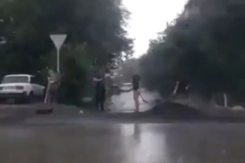 Мэр Краснодара поручил разобраться с укладкой асфальта во время ливня