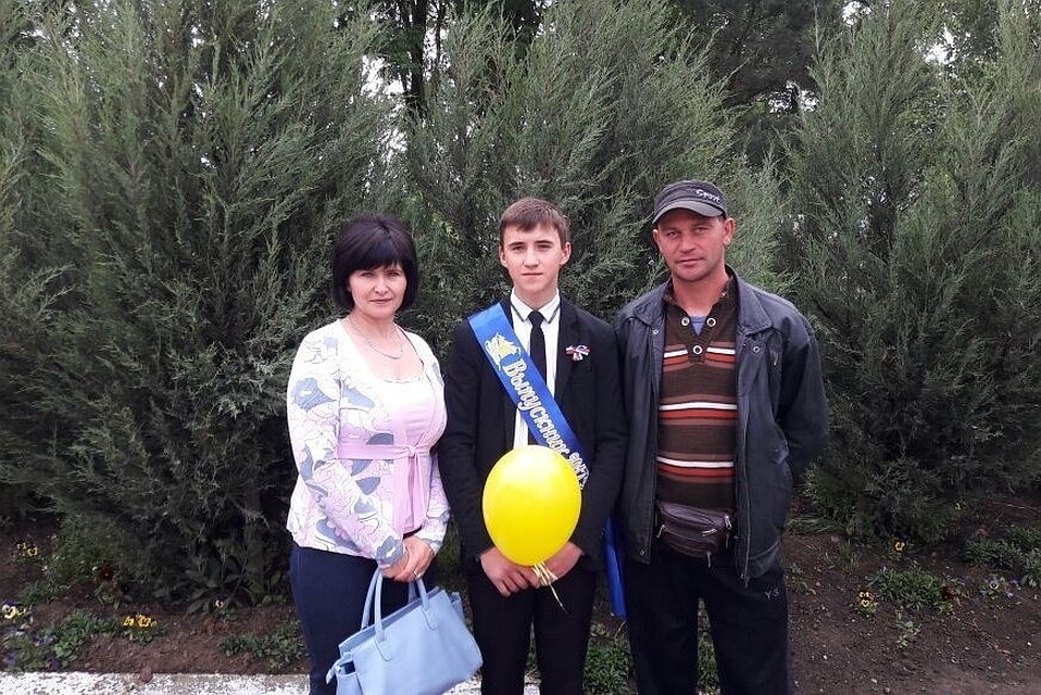 Девятиклассник Дима с семьей/Из личного архива