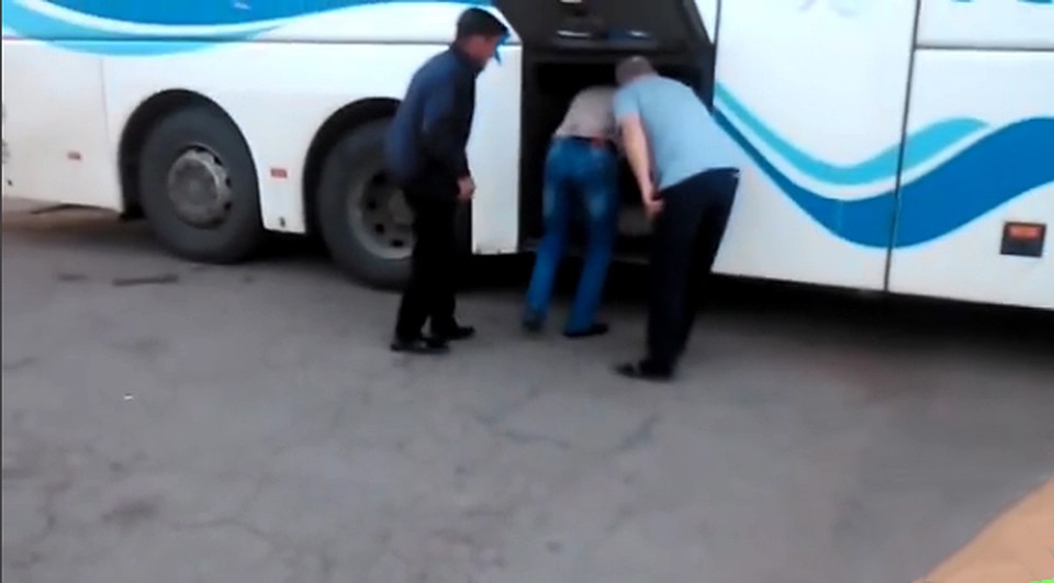 Шофёр рейсового автобуса Краснодар-Астрахань перевозил людей в багажнике Шофёр рейсового автобуса Краснодар-Астрахань перевозил людей в багажнике