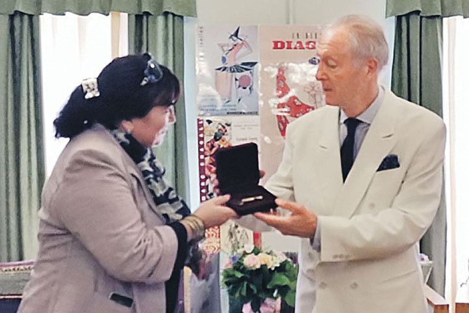 Директор ГМЗ «Ростовский кремль» Наталья Каровская вручает князю Лобанову-Ростовскому ключи от дома Шляковых, в котором планировался (по некоторым противоречащим данным) разместиться музей Лобановых-Ростовских. Фото: Личный архив