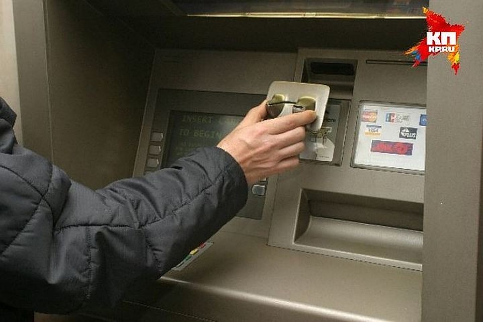 Двое неизвестных вынесли из банкомата в Петербурге 4,5 млн. руб. Двое неизвестных вынесли из банкомата в Петербурге 4,5 млн. руб.