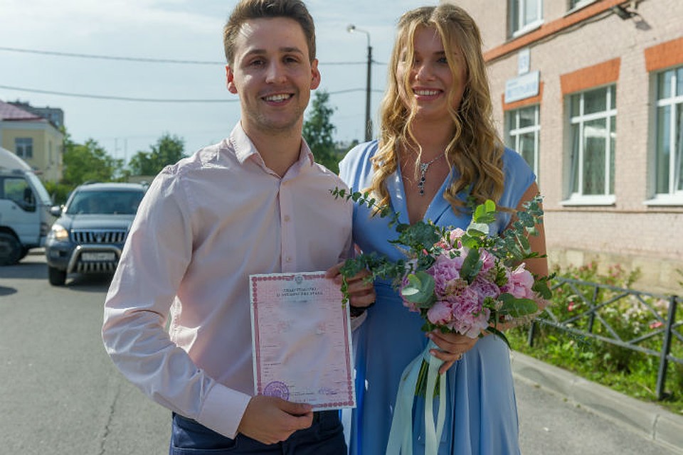 Счастливые молодожены