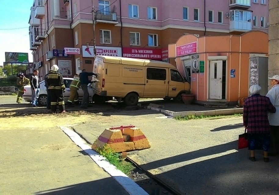 В центре Омска инкассаторская «ГАЗель» протаранила продуктовый киоск с беляшами В центре Омска инкассаторская «ГАЗель» протаранила продуктовый киоск с беляшами