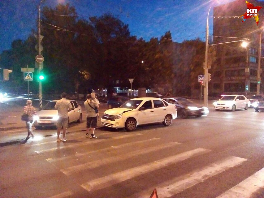 В центре Саратова "Лада" столкнулась с "Рено"