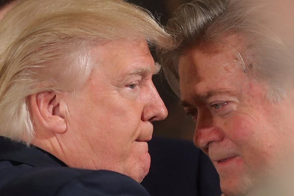 Президент США Дональд Трамп с бывшим советником по стратегическим вопросам Стивеном Бэнноном