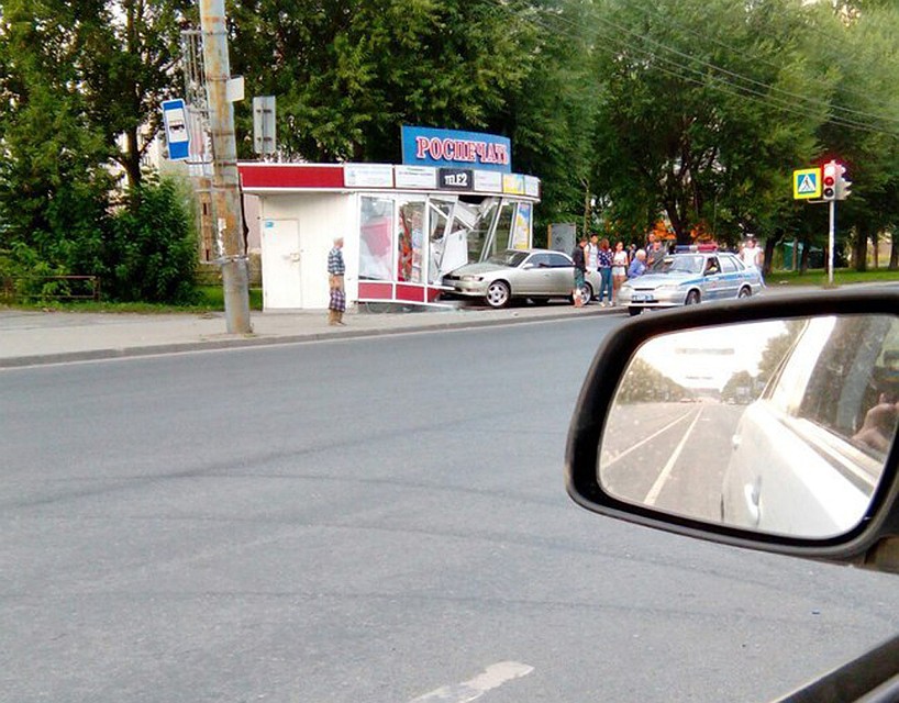 Иностранная машина разнесла киоск «Роспечати», уходя от столкновения, в Челябинске Иностранная машина разнесла киоск «Роспечати», уходя от столкновения, в Челябинске