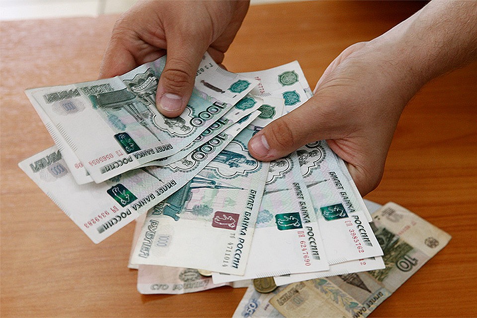 Производительность труда в России, начиная с 2009 года, растет в два раза медленнее, чем реальные зарплаты населения.