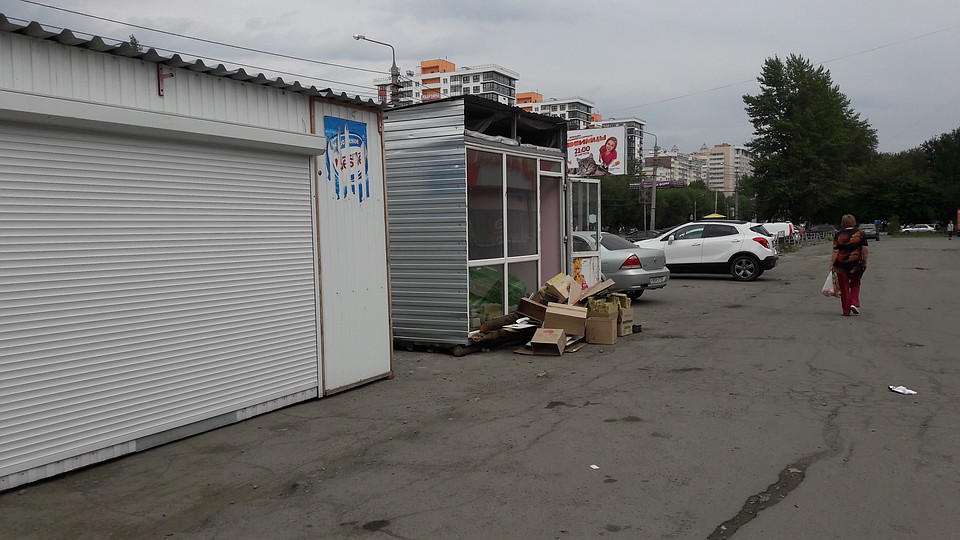 Пока на проспекте Ленина сносят киоски, на ул. Братьев Кашириных их все больше! Снимок сделан на остановке "Каширинский рынок". Будку только что установили и подключили к электричеству.
