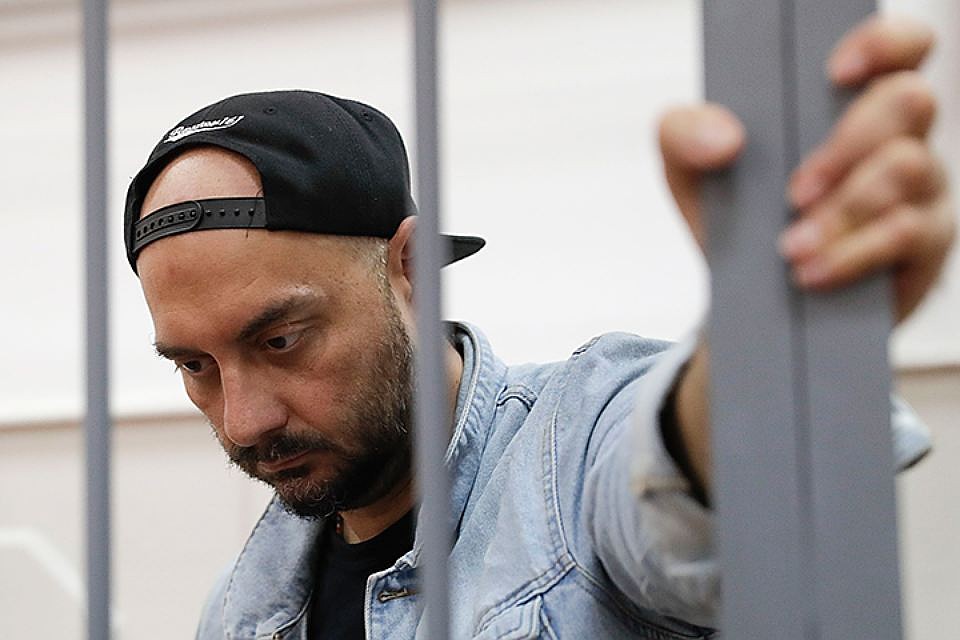 Кирилл Серебренников в помещении Мосгорсуда.