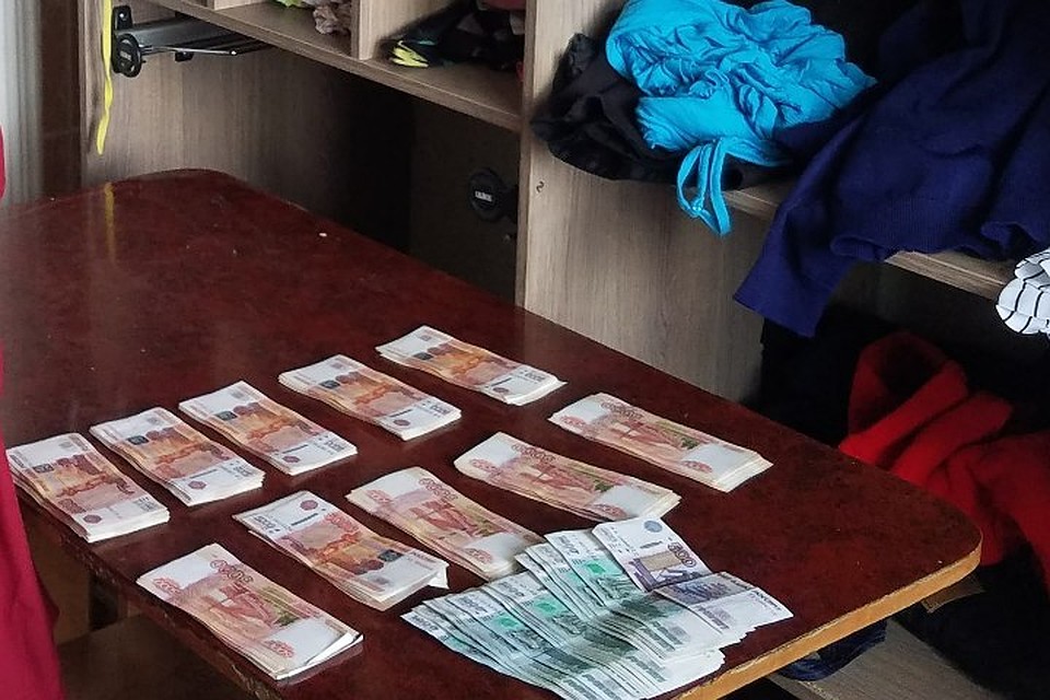 Миллион рублей подкинули в сумке с вещами в благотворительный фонд в Иркутске