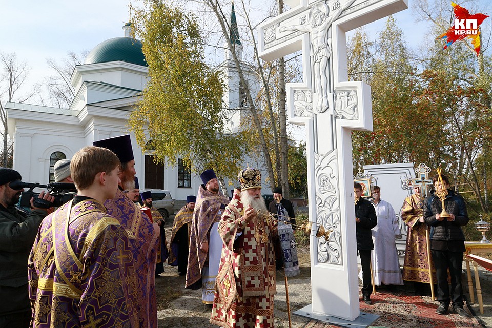 Шестиметровый крест освятили в Нагорном парке Барнаула Фото: Олег УКЛАДОВ