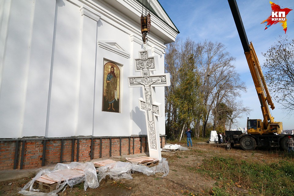 Шестиметровый крест освятили в Нагорном парке Барнаула Фото: Олег УКЛАДОВ