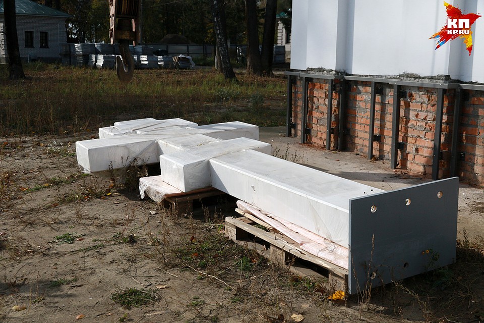Шестиметровый крест освятили в Нагорном парке Барнаула Фото: Олег УКЛАДОВ
