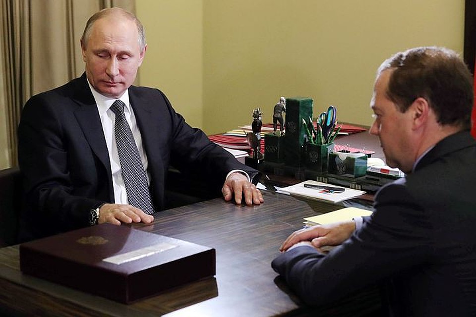 Теперь президент подписал новый указ, по которому президент, премьер и госчиновники будут получать пониженную зарплату весь 2018 год.