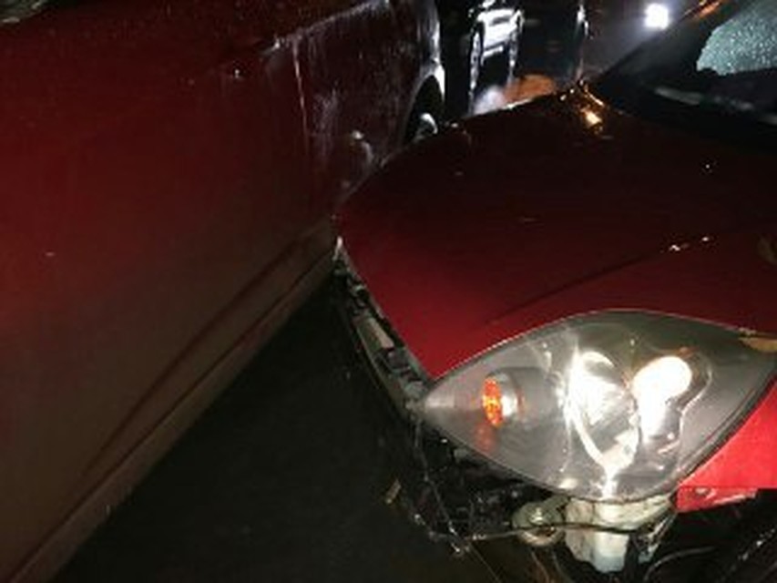 В поселке Солнечный нетрезвый шофёр иномарки протаранил припаркованные авто В поселке Солнечный нетрезвый шофёр иномарки протаранил припаркованные авто
