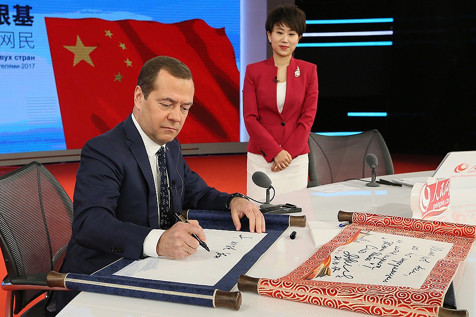 Медведев объявил о начале вещания в КНР канала «Катюша» Медведев объявил о начале вещания в КНР канала «Катюша»