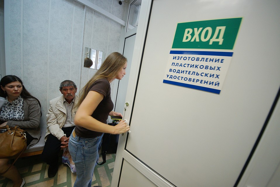Чтобы не стоять в очередях, старайтесь оформлять бумаги на сайте госуслуг.