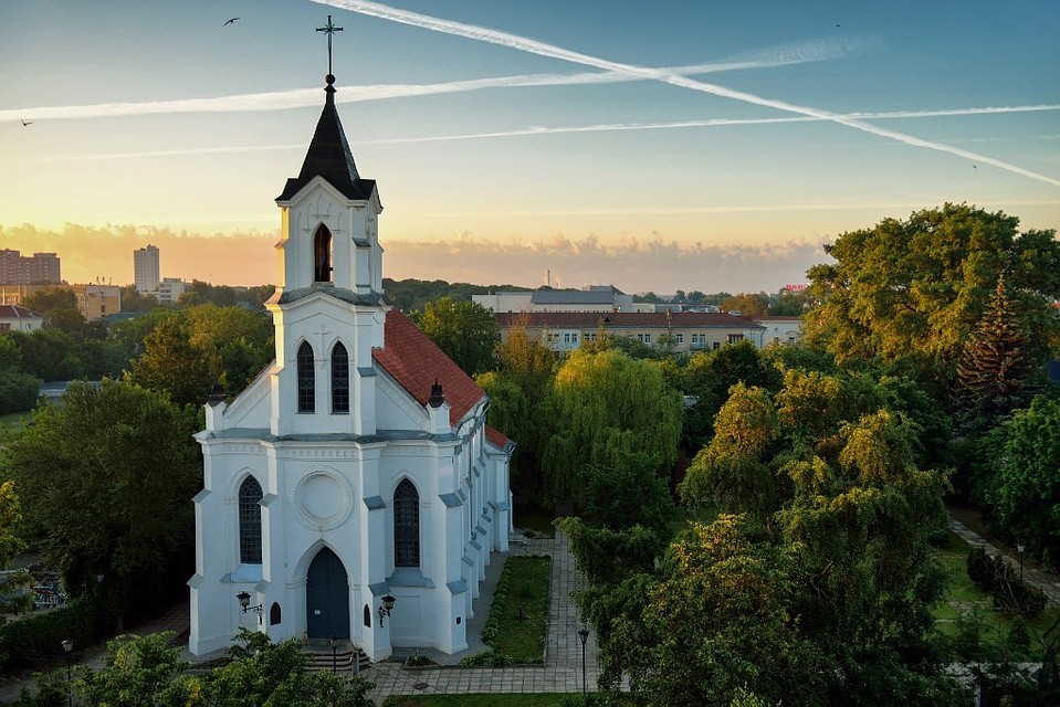 Территория у костела всегда отличалась зленью. Фото: agentika.com