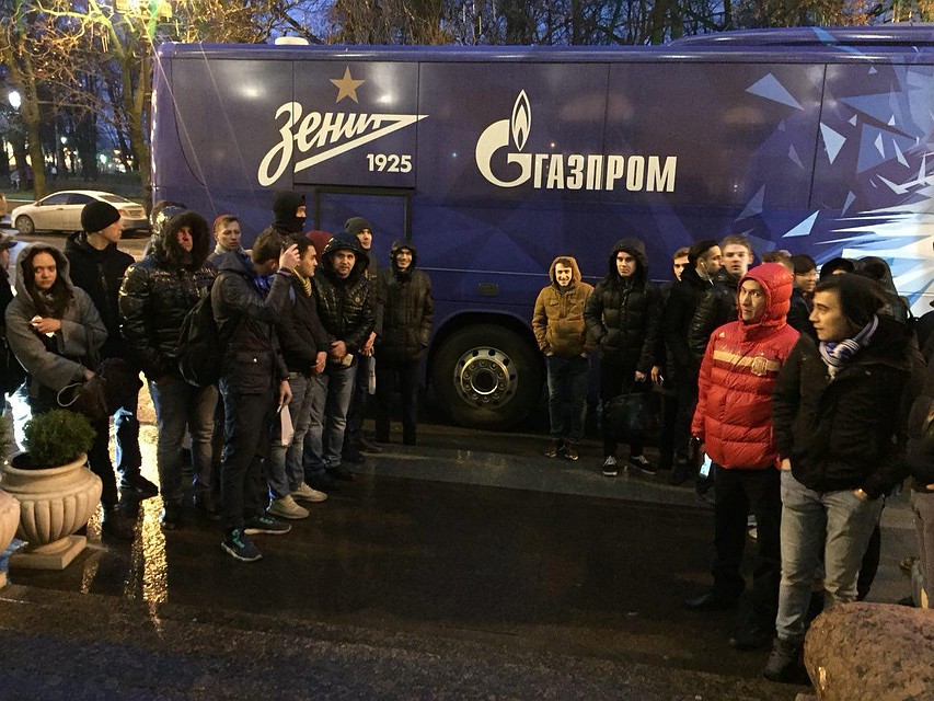 Фанаты ждали испанцев несколько часов.
