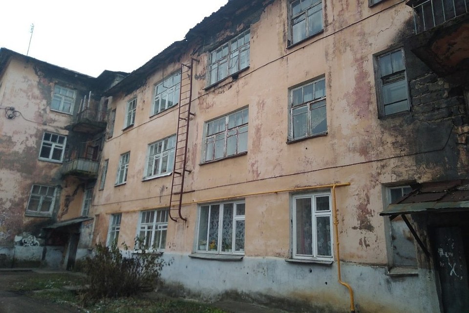 Дом признали аварийным еще в 2012 году. Фото: Елена Лузина.