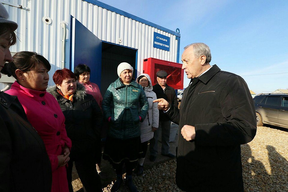 Валерий Радаев в поселке Алексеевка Новоузенского района, куда провели централизованное водоснабжение.