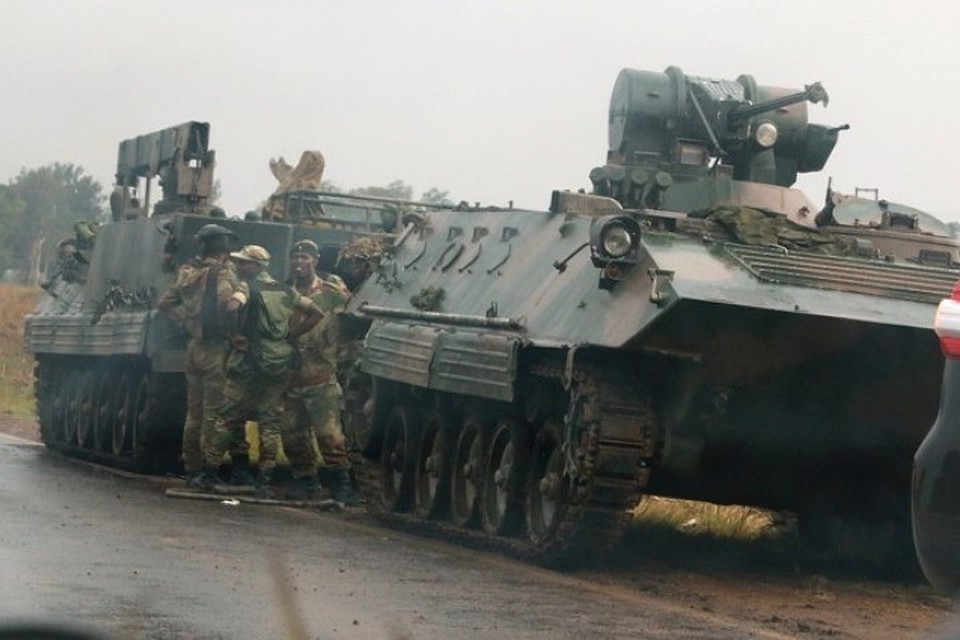 Два бронетранспортера на окраинах Хараре – столицы Зимбабве