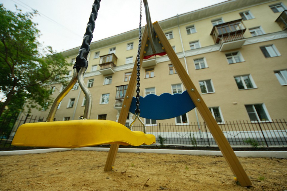 В Кировской области на 9-летнего ребенка упали качели В Кировской области на 9-летнего ребенка упали качели